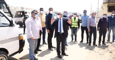 محافظ بورسعيد يتابع تطبيق الإجراءات الاحترازية للعاملين بالمشروعات الخدمية.. صور