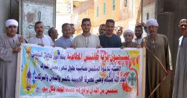 صور.. أقباط قرية طفنيس بالأقصر يعلقون لافتة تهنئة للمسلمين بشهر رمضان