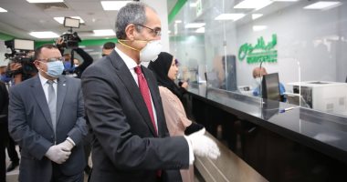 وزير الاتصالات يتفقد عددا من المنافذ لمتابعة انتظام صرف منحة الـ500 جنيه 
