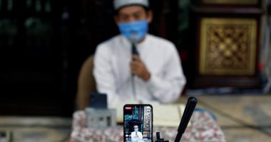 طقوس رمضان "أون لاين" للمسلمين حول العالم.. خطبة الجمعة على فيس بوك بإيطاليا.. ومعهد دينى ببريطانيا ينقل الصلاة عبر الإنترنت.. تلاوة وتفسير القرآن على مواقع التواصل فى ألمانيا.. ومبادرة "الإفطار عن بعد" بأمريكا