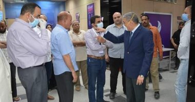 محافظ المنيا يتفقد صرف منحة العمالة غير المنتظمة