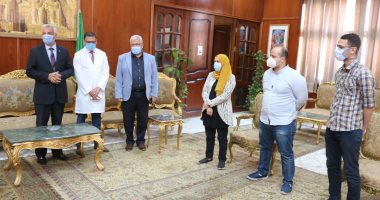 رئيس جامعة المنوفية يلتقى أطباء مكلفين بالعمل فى مستشفيات العزل