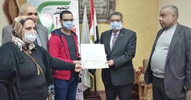 صور.. "تعليم الإسكندرية" تكرم طالبين صمما بوابة إلكترونية للتعقيم