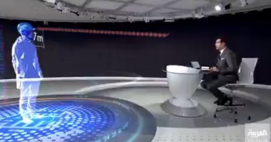 شاهد.. مذيع العربية يخضع لاختبار "خوذة ذكية" للكشف عن كورونا على الهواء
