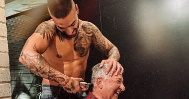 بعد أن حلق شعره بنفسه.. مالوما يحلق شعر جده فى العزل المنزلى