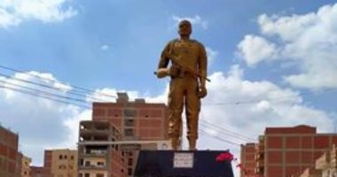 منسى الأسطورة.. أهالى منيا القمح يضعون الورود حول تمثال الشهيد عقب إذاعة الاختيار
