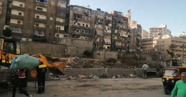 استجابة لـ"سيبها علينا".. الرصد البيئى ترفع القمامة من شارع حفنى بسيدى بشر