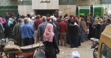 سيبها علينا..قارىء يشكو الزحام أمام أحد البنوك فى كفر صقر بالشرقية