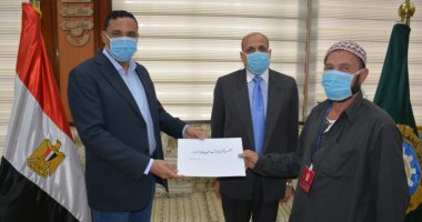 محافظ الدقهلية يسلم عقود تقنين وضع اليد على أراضى أملاك الدولة للمواطنين