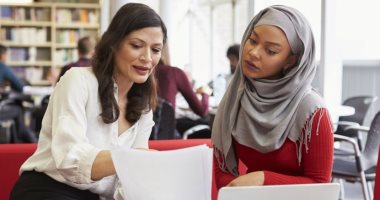 اليوم العالمى للصحة والسلامة فى العمل.. أخطاء بتعملها فى شغلك هتضر صحتك.. قاعدة الكمبيوتر الغلط هتأثر على ظهرك وعينيك.. والوجبات الجاهزة طول اليوم هتزود وزنك.. وعدم الوقاية والنظافة هيصيبك بعدوى كورونا
