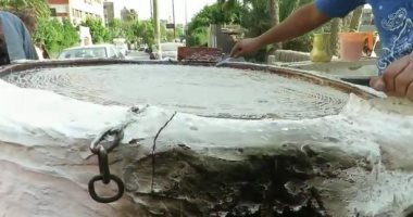الكنافة اليدوى تخطف الزبائن ..والباعة: السر فى سمكها.. فيديو