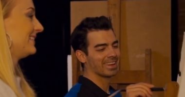 صوفي تيرنر وزوجها جو جوناس يمارسان هواية الرسم في فيديو جديد لكواليس برنامج