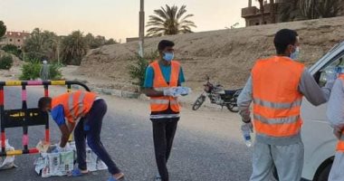 شباب نجع خميس بالطود يواصلون حملة إفطار صائم بـ50 وجبة يوميا بالطريق السريع