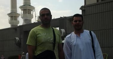 صورة جديدة للشهيد المنسى بملابس الإحرام وموقف جمعه بصديقة فى المدينة