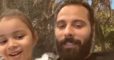 المصيف فى زمن كورونا.. جنش يعتمد على تطبيقات الهاتف لاصطحاب ابنته إلى البحر
