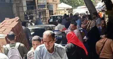 شكوى من الزحام اليومى بسوق درب الأقماعية فى باب الشعرية بالقاهرة