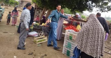 صور.. فض سوق قرية بمم بتلا المنوفية منعا للتزاحم بسبب كورونا 