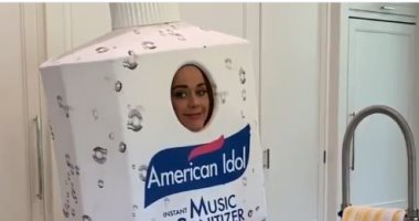 كاتى بيرى تحتفل بعودة "أمريكان أيدول" بتحولها لـ "علبة مطهر"