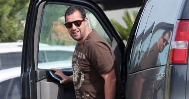 كورونا مش فى دماغه.. آدم ساندلر يتنقل فى الشوارع بدون إجراءات احترازية