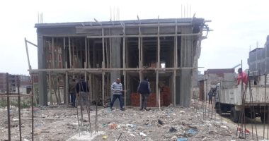 صور.. التصدى لحالات البناء المخالف بأحياء المنتزة والعامرية بالإسكندرية