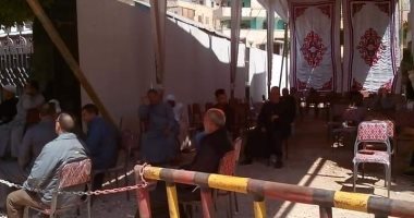 صور.. تنظيم المواطنين أمام البنوك لمنع الزحام فى الغربية لمكافحة كورونا