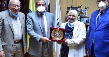رئيس جامعة بنى سويف يستقبل الحاجة ليلى لتبرعها بتجهيز الرعاية المركزة الجديدة