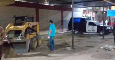 صور.. سكرتير مدينة الأقصر يقود حملة نظافة ليلية موسعة بحى جنوب المدينة