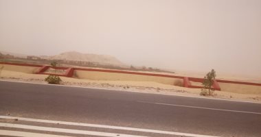 عواصف ترابية تعيق الرؤية على الطرق السريعة بالوادى الجديد