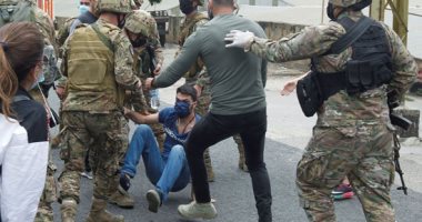 صور..تحطيم واجهات بنوك مع تحول احتجاجات للعنف فى طرابلس بشمال لبنان