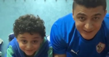 شاهد.. وصلة تدريبات منزلية لعمر السعيد مع نجله