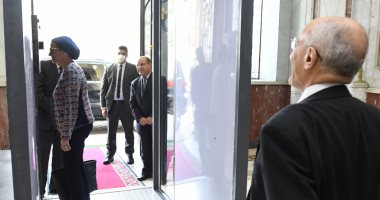 وزيرة البيئة تمر من "كبائن التعقيم" قبل دخولها وزارة الإنتاج الحربى 