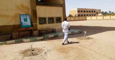 صور.. تعقيم وتطهير قرية سلوا قبلى بكوم أمبو لمنع انتشار فيروس كورونا