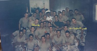 صورة نادرة للشهيد أحمد المنسى تجمعه بأبطال فرقة "سيل تيم"