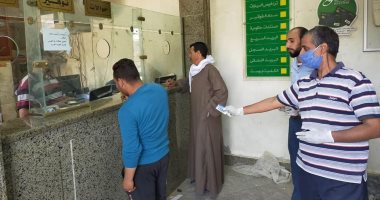شباب قرية فنارة بالإسماعيلية ينظمون صرف المعاشات ومنحة العمالة غير المنتظمة