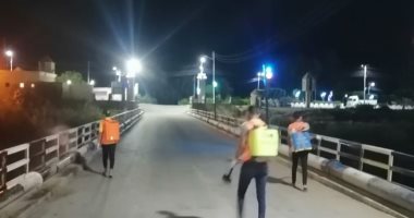 صور.. شباب مدينة الطود يستكملون حملات التعقيم والرش للشوارع بالقرى ليلاً