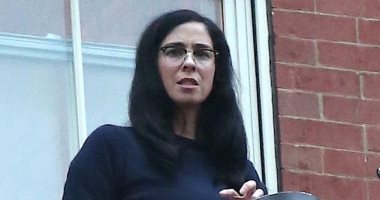 لا تكل ولا تمل..سارة سيلفرمان توجه تحية يومية للأطباء على أنغام الحلة والمغرفة