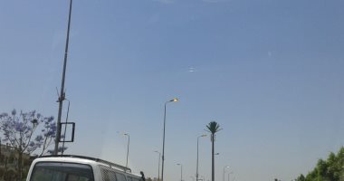 قارئ يرصد أعمدة انارة مضاءة نهارا فى التجمع الأول