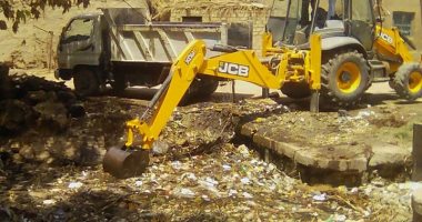 هندسة رى الطود تواصل رفع والمخلفات والقمامة من المصارف والترع.. صور