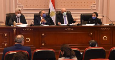  وزير التعليم العالى يرفض الصعود إلى منصة اجتماع البرلمان حفاظا على التباعد