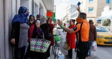مش عايز ينسى شغلته.. حكم تونسى يشهر البطاقات بوجه منتهكى التباعد الاجتماعى