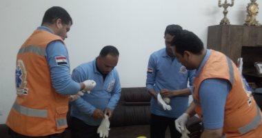 "اليوم السابع" يجرى معايشة لحياة المسعفين فى زمن كورونا.. حكايات لمواقف مؤثرة وحالات إنسانية تبكى الحجر.. 4 مراحل لنقل حامل الفيروس بعد تعقيم السيارة.. وإخفاء الدموع وسيلة لمساندة أهالى المرضى.. فيديو وصور