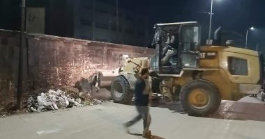 تطهير بشوارع المحلة ورفع 120 طنا من القمامة وغلق مطاعم لمخالفتها قرار الحظر
