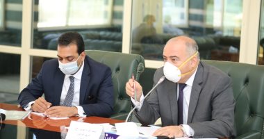 بالكمامة.. محافظ قنا يجتمع بالقيادات التنفيذية بالمحافظة..صور