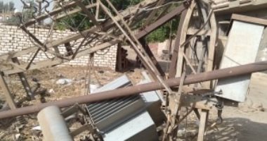 سيبها علينا ..أهالى قرية زلتين فى قنا يشكون من سقوط محول الكهرباء
