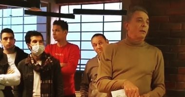 النجم محمود حميدة يوجه رسالة للعاملين بمسلسل "لما كنا صغيرين"..اعرف قال إيه 