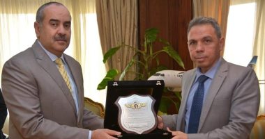 وزير الطيران يكرم أشرف القاضى رئيس مجلس إدارة مستشفى مصر للطيران السابق 
