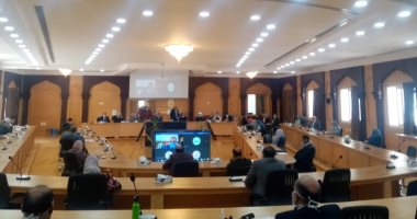 مجلس جامعة الأزهر يجتمع بحضور كافة أعضائه بالكمامات تمهيداً لاستئناف العمل