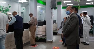 محافظ القاهرة يتفقد مكتب بريد العباسية لمتابعة صرف المنح للعمالة غير المنتظمة