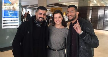نور تتوسط محمد رمضان والمخرج محمد سامى فى صورة جديدة من كواليس مسلسل البرنس