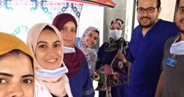 طبيبان يخرجان من "عزل أسوان" بعد تعافيهم من الإصابة بـ"كورونا"